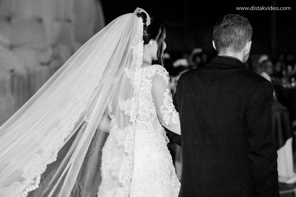Foto preto e branco do véu da noiva