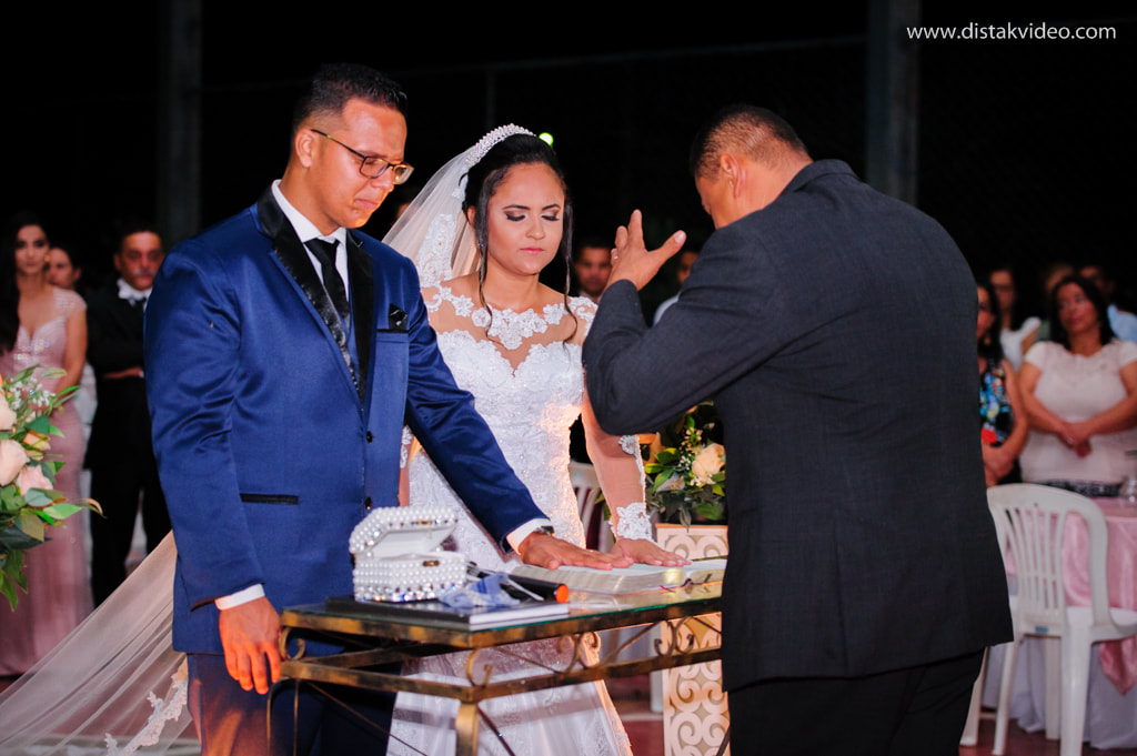 Pastor abençoando os noivos