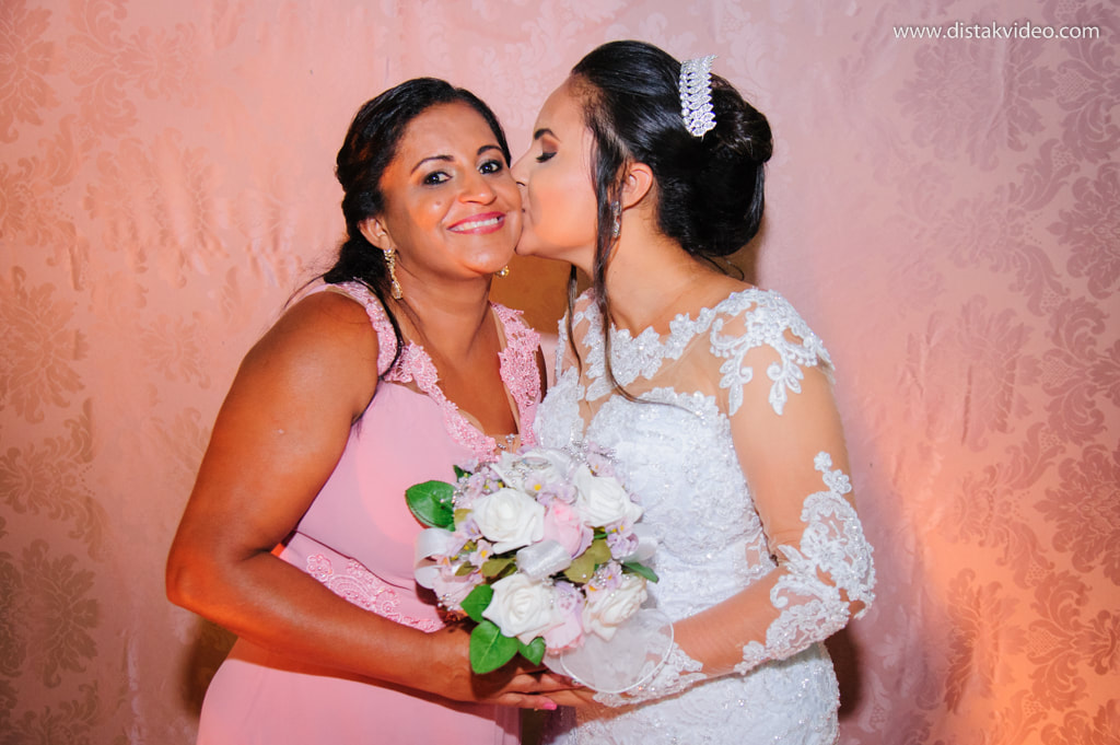 Noiva beijando a mãe