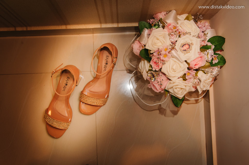Sapato e buquê da noiva